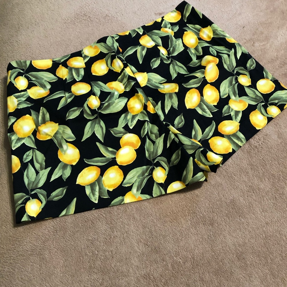 Lemon 🍋 print women’s shorts
